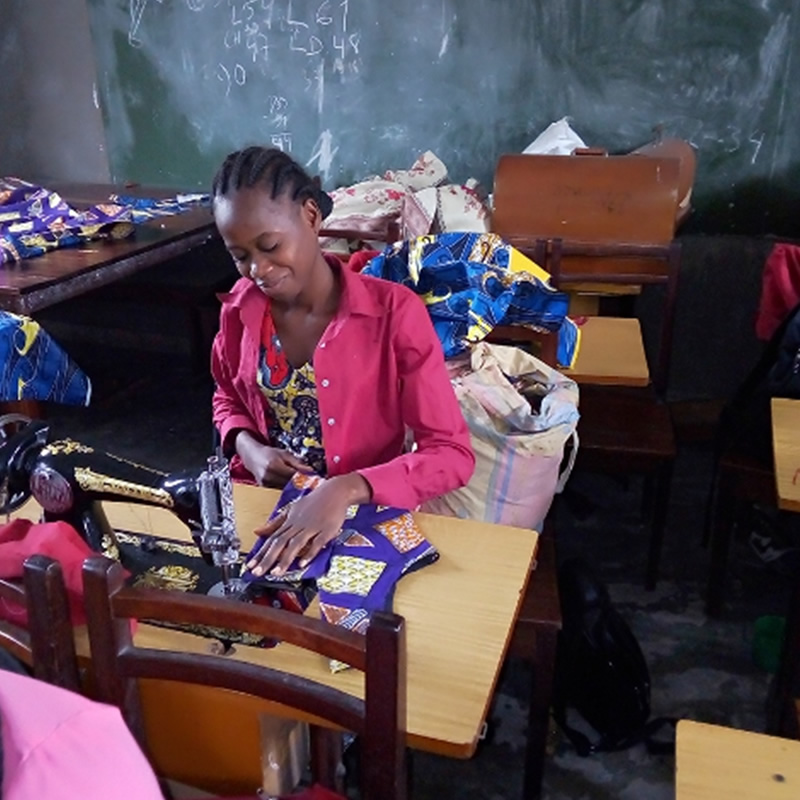 Equipamiento de taller de costura en Kimbanseke